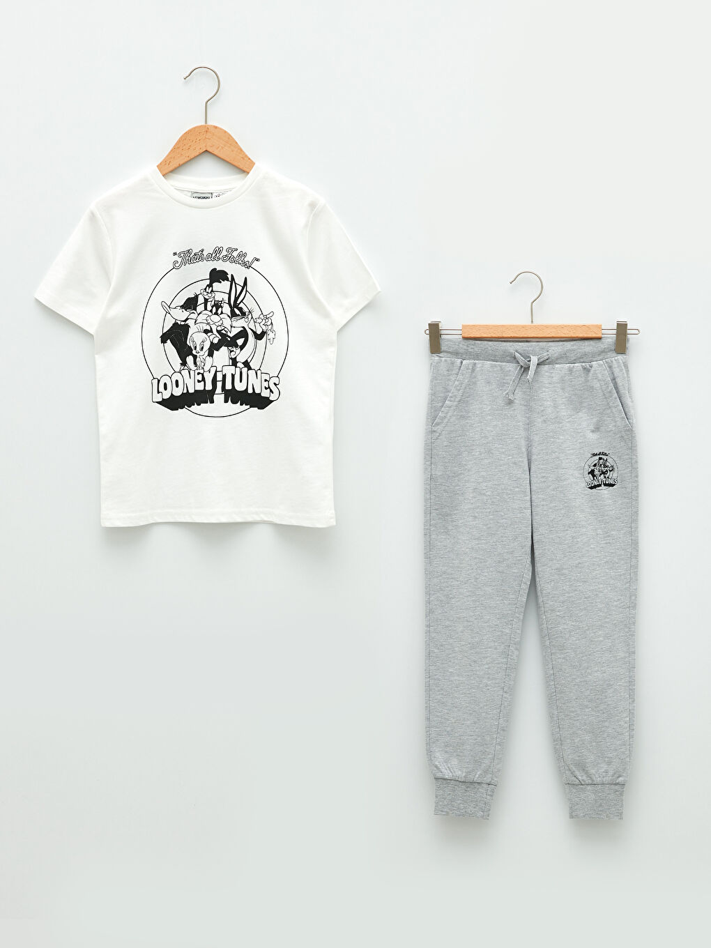 تيشيرت أولاد كم قصير ياقة دائرية مطبوع لوني تونز وبنطلون رياضي