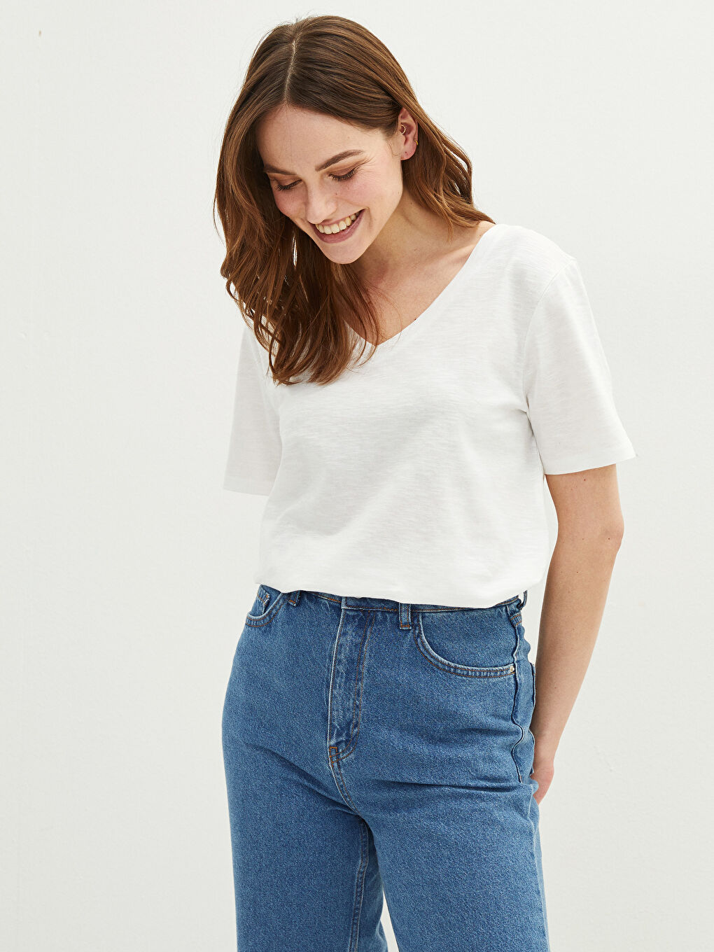 تيشيرت نسائي قطن بقصة مستقيمة وفتحة رقبة على شكل حرف V وكم قصير-1