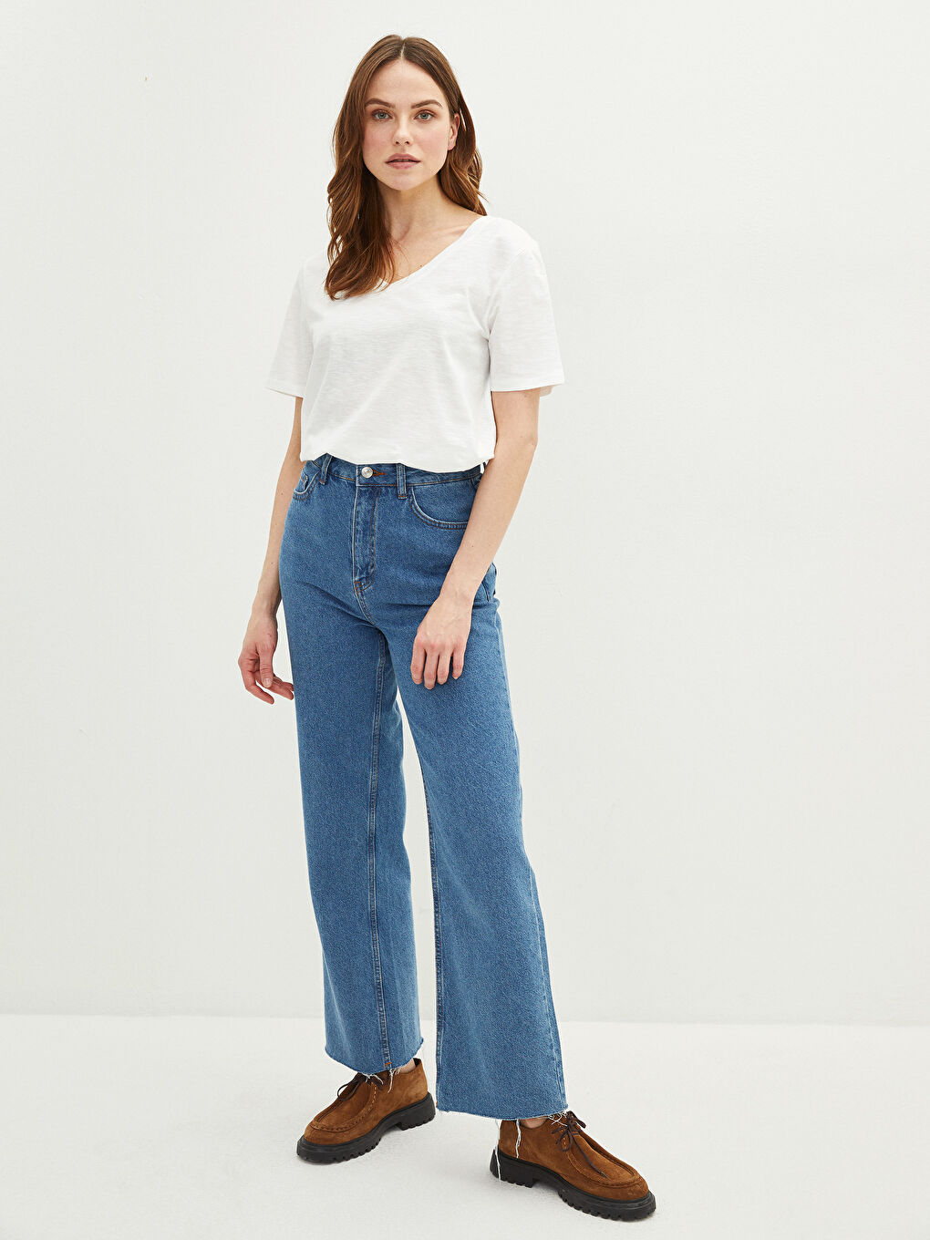 تيشيرت نسائي قطن بقصة مستقيمة وفتحة رقبة على شكل حرف V وكم قصير-2