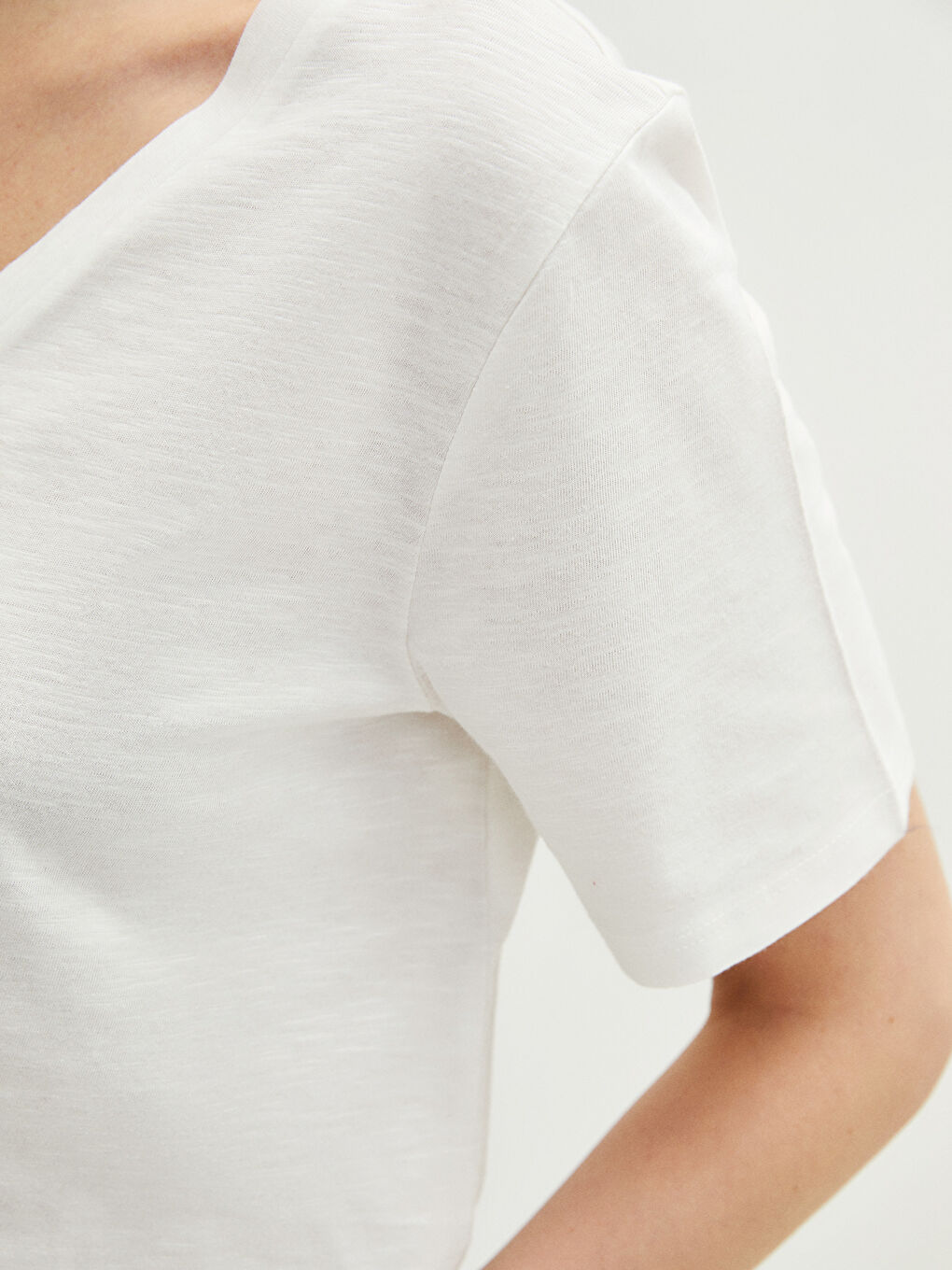 تيشيرت نسائي قطن بقصة مستقيمة وفتحة رقبة على شكل حرف V وكم قصير-3