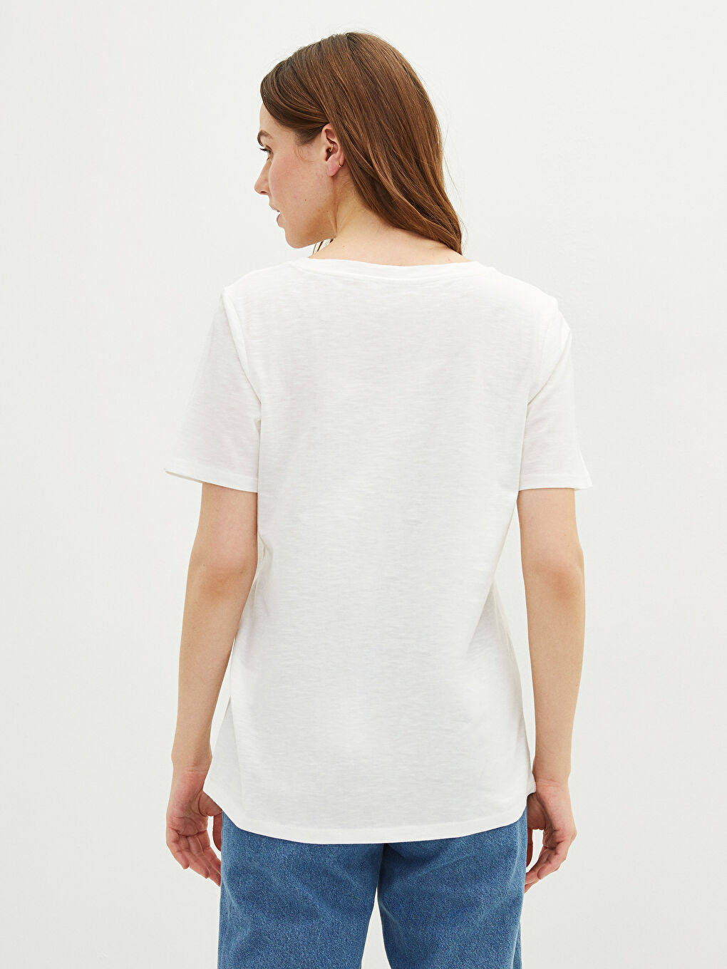 تيشيرت نسائي قطن بقصة مستقيمة وفتحة رقبة على شكل حرف V وكم قصير-4