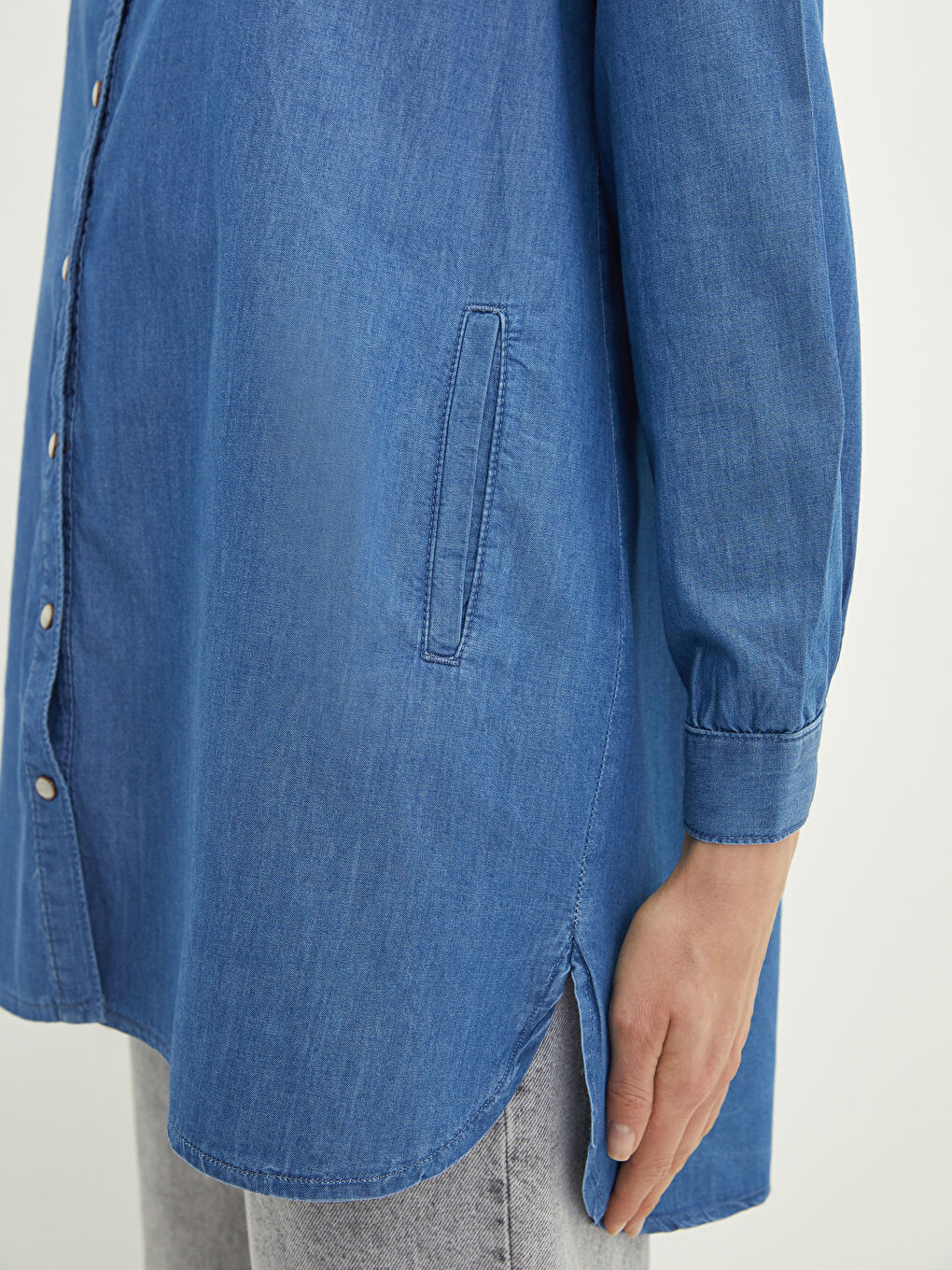 تونيك جينز بياقة قميص بتفاصيل جيب وكم طويل للسيدات-8