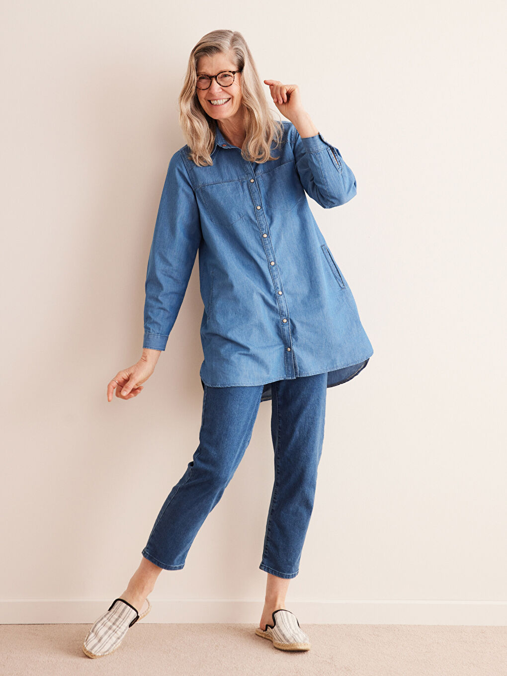 تونيك جينز بياقة قميص بتفاصيل جيب وكم طويل للسيدات