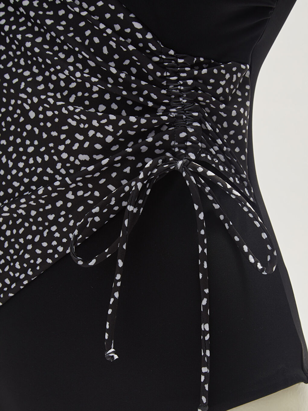 مايوه نسائي بياقة على شكل حرف V ومطبوع-2