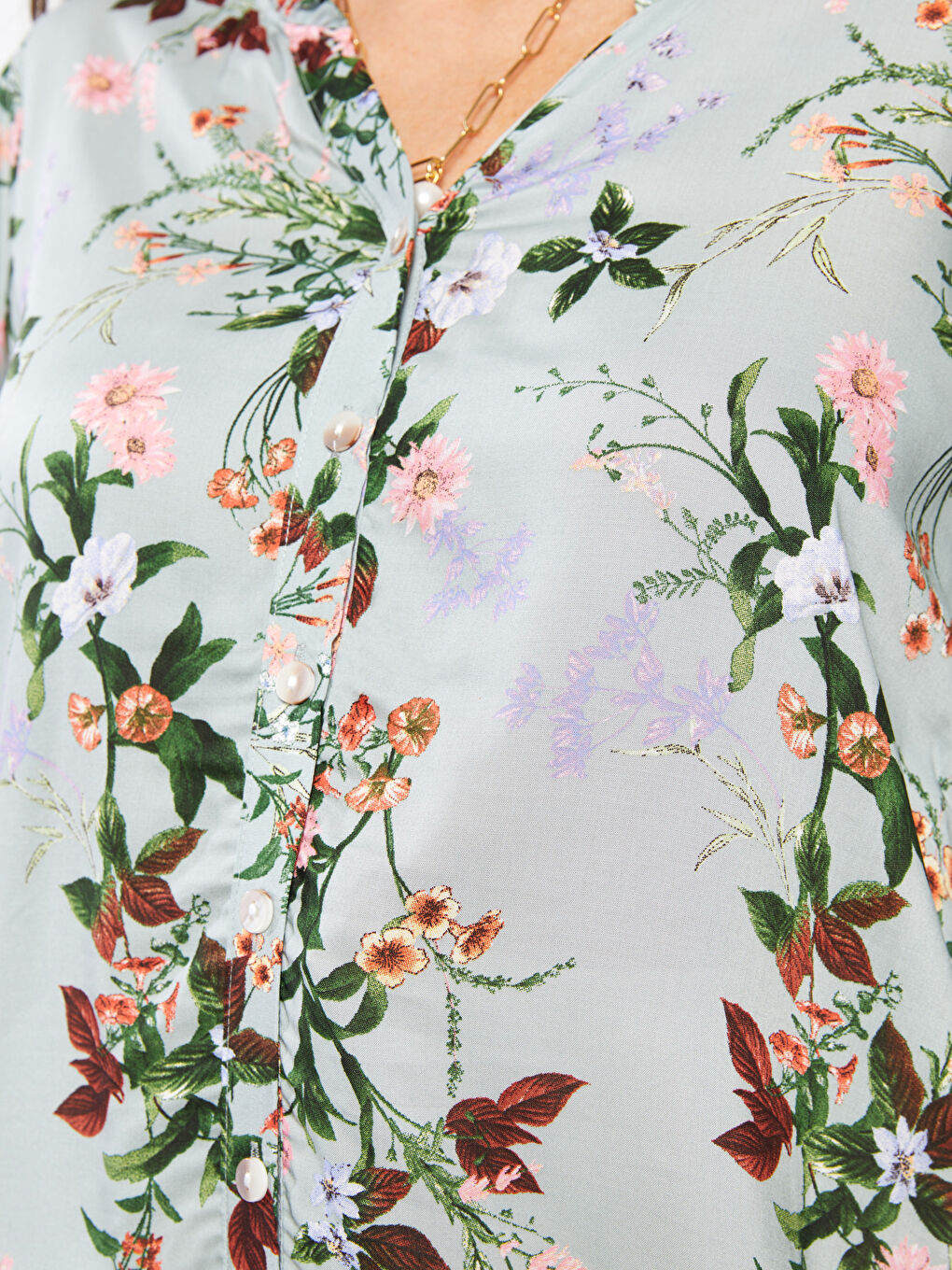 Yeşil Kaçık Yaka Çiçekli Viskon Kadın Gömlek-3