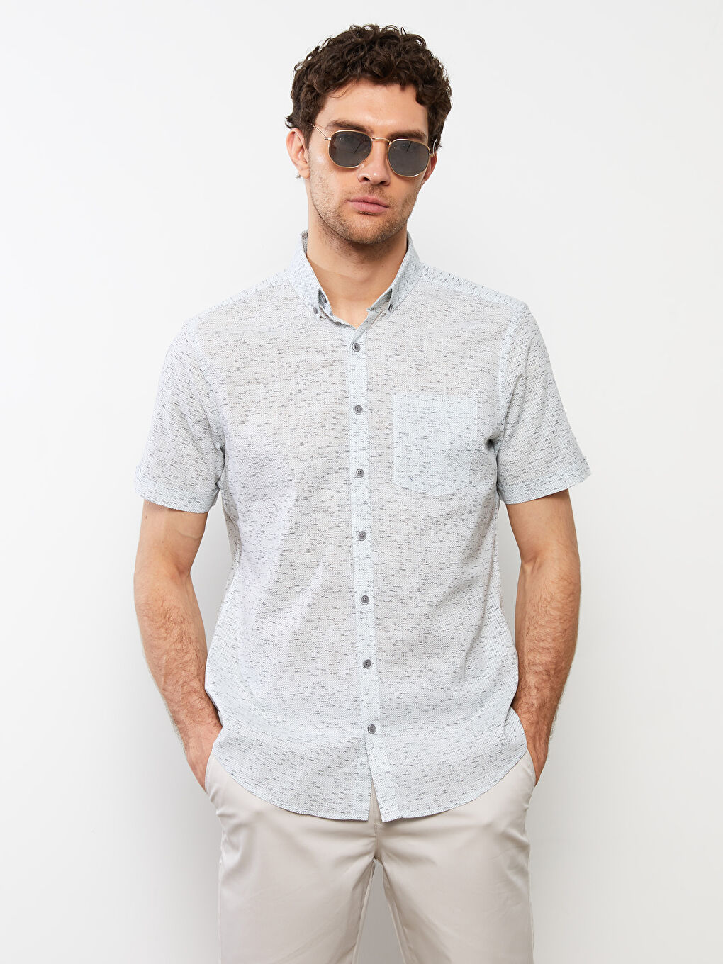 قميص رجالي ضيق بنقشة وأكمام قصيرة للرجال