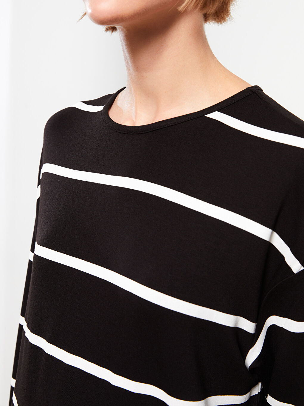 تونيك سويتشيرت مخطط بياقة دائرية وكم طويل للسيدات-3