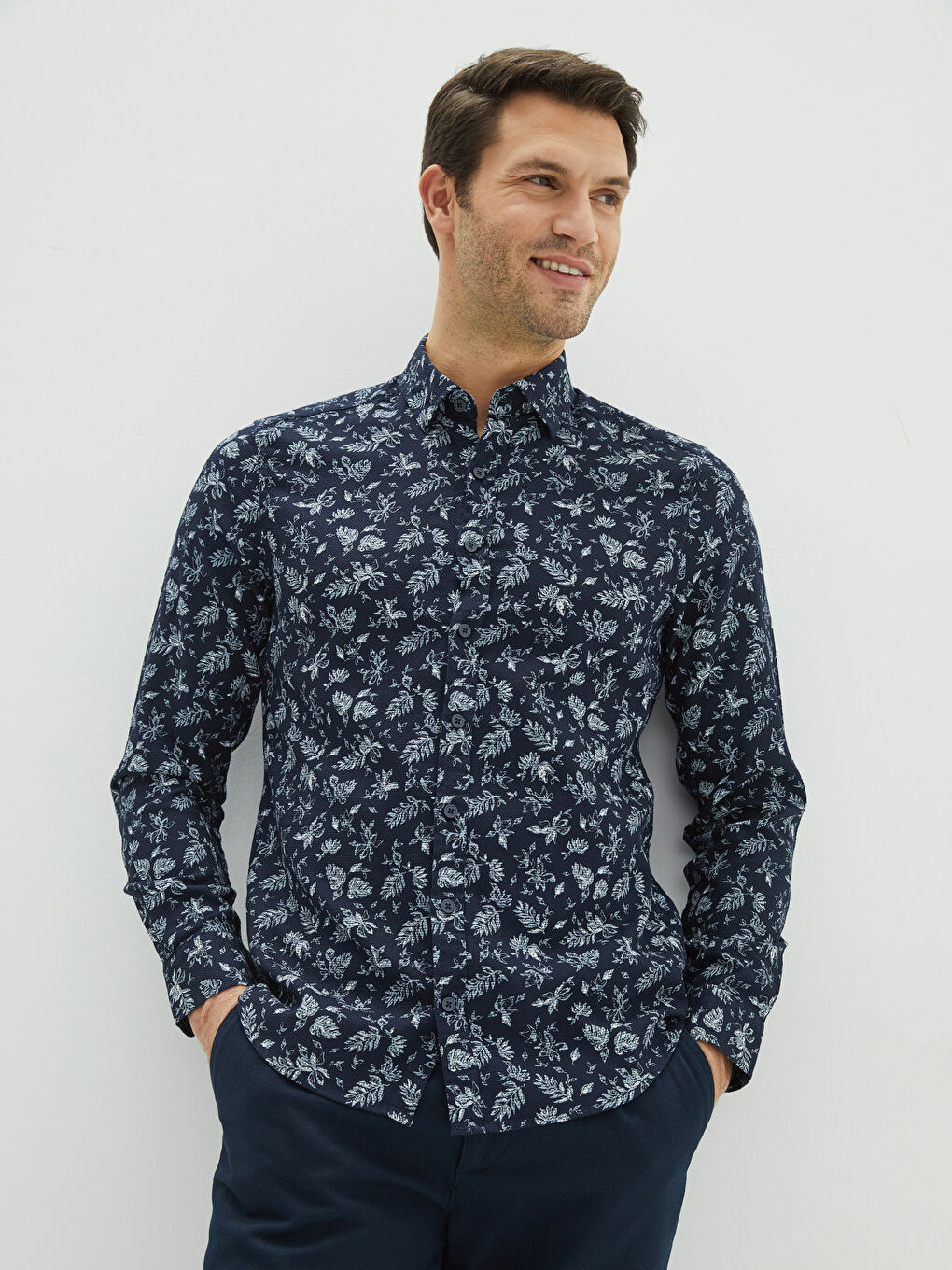 قميص رجالي بقصة ضيقة وأكمام طويلة ونقشة