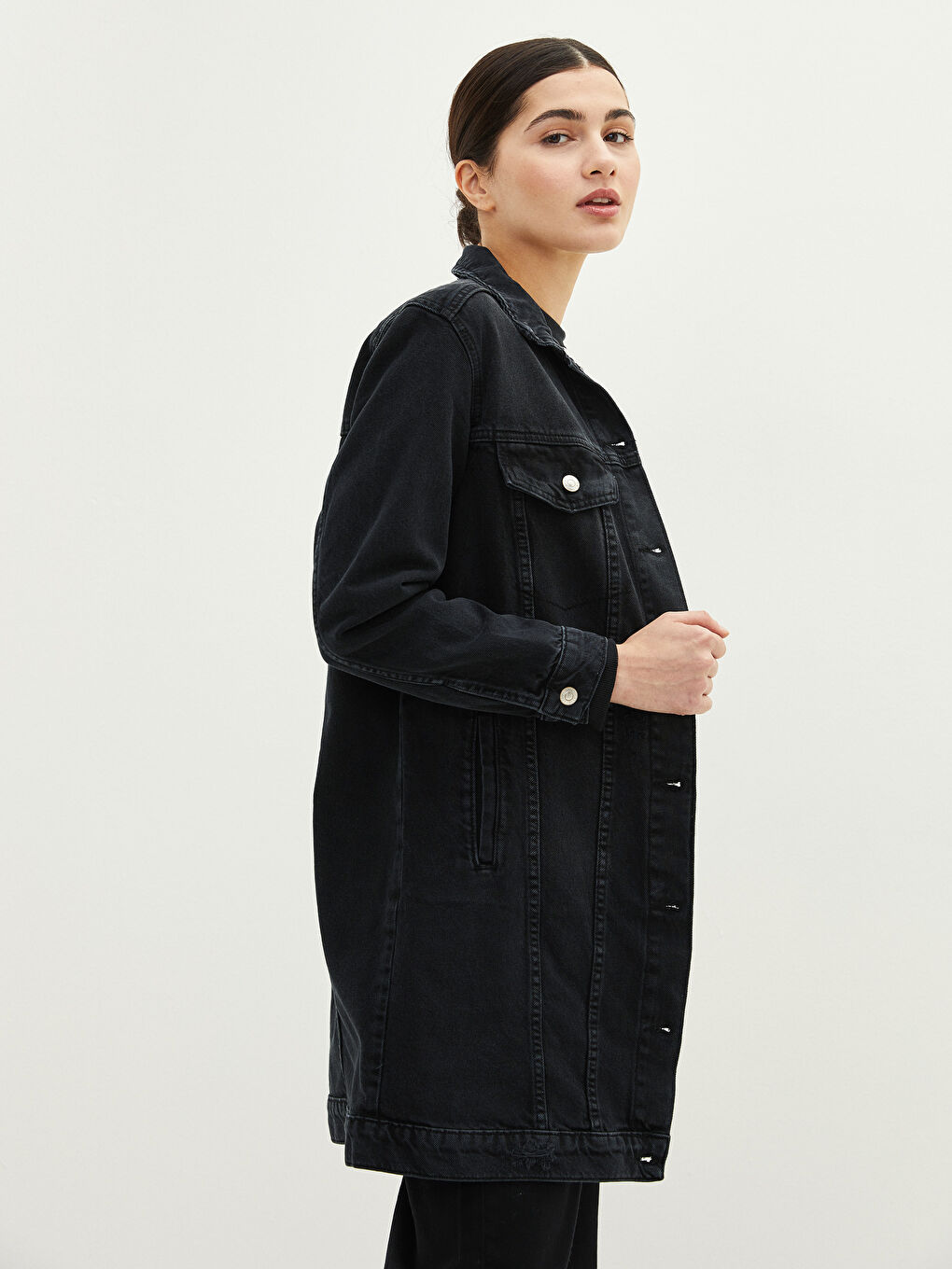 Siyah Gömlek Yaka Düz Cep Detaylı Uzun Kollu Kadın Rodeo Jean Ceket-1