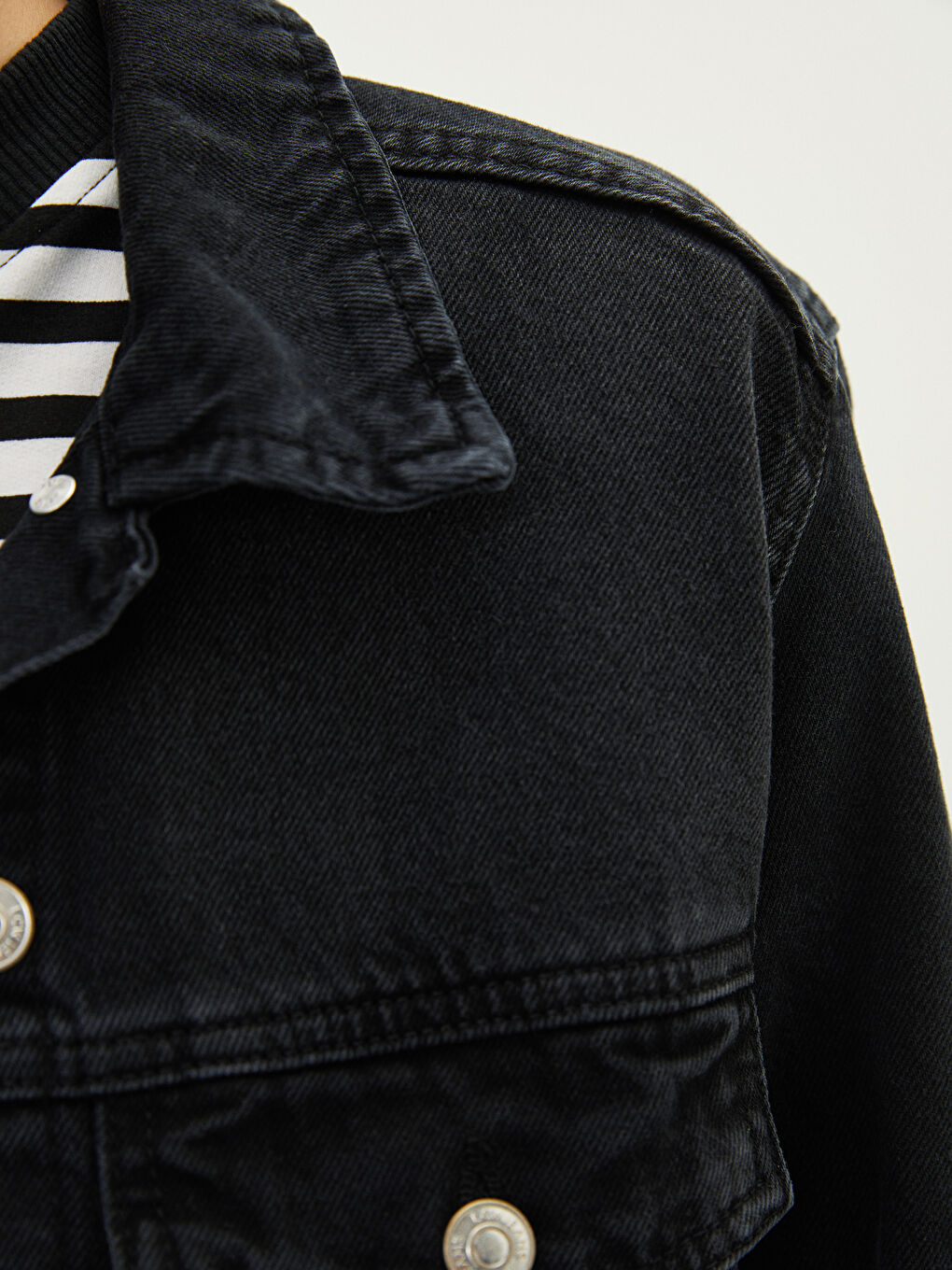 Siyah Gömlek Yaka Düz Cep Detaylı Uzun Kollu Kadın Rodeo Jean Ceket-3