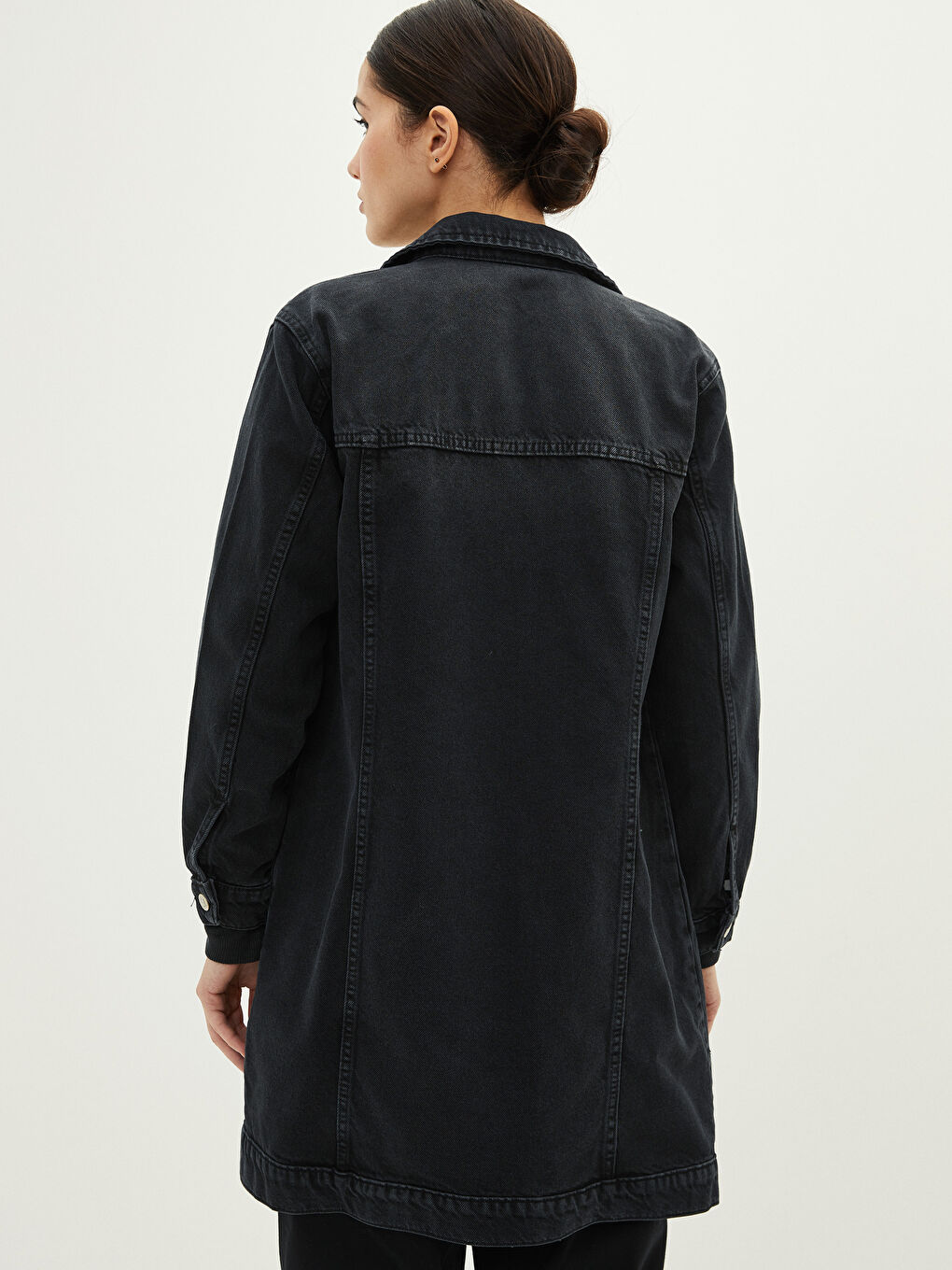 Siyah Gömlek Yaka Düz Cep Detaylı Uzun Kollu Kadın Rodeo Jean Ceket-4