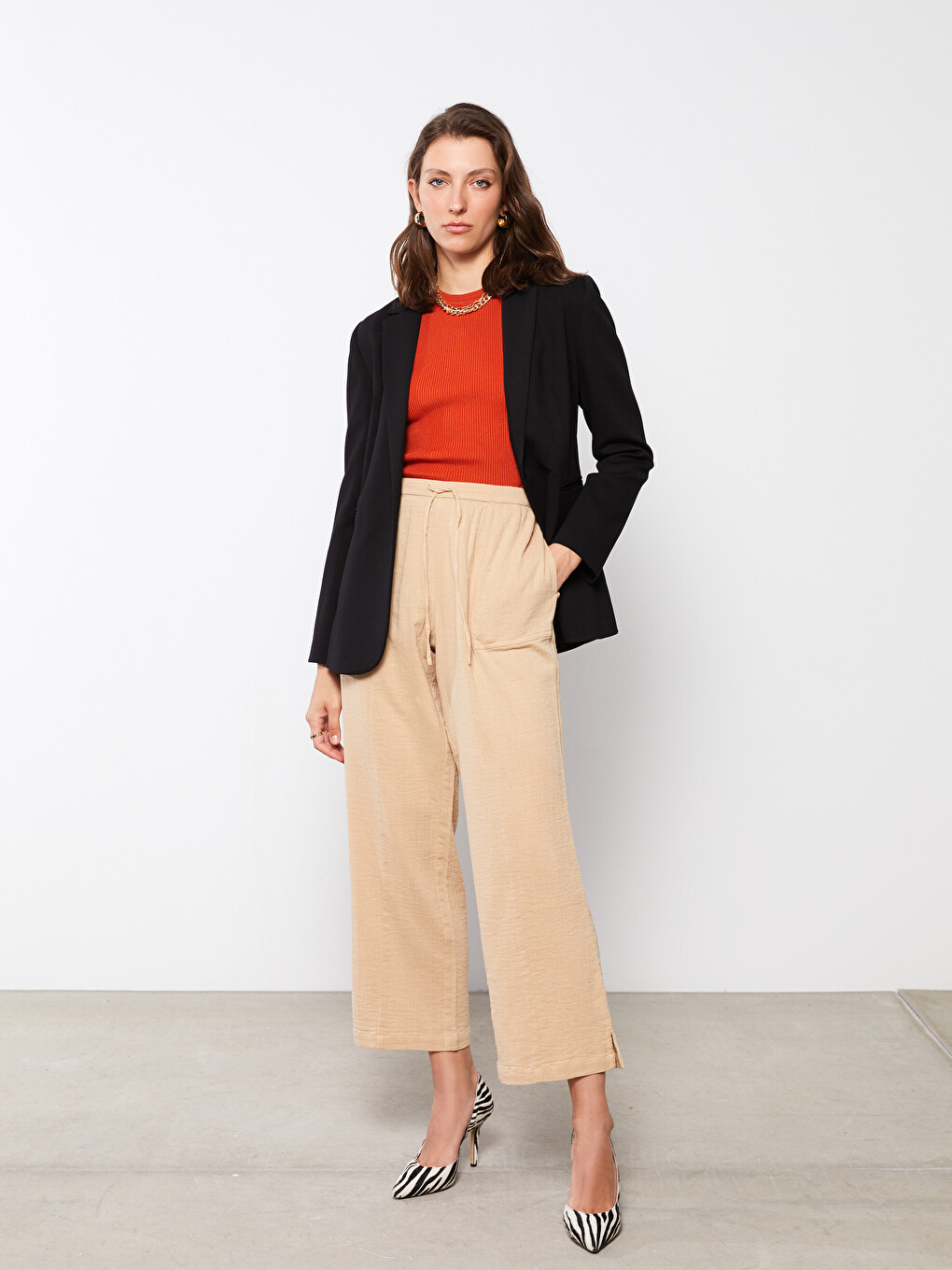Elastic Waist Comfortable Fit Straight Pocket Women's Trousers Detailed