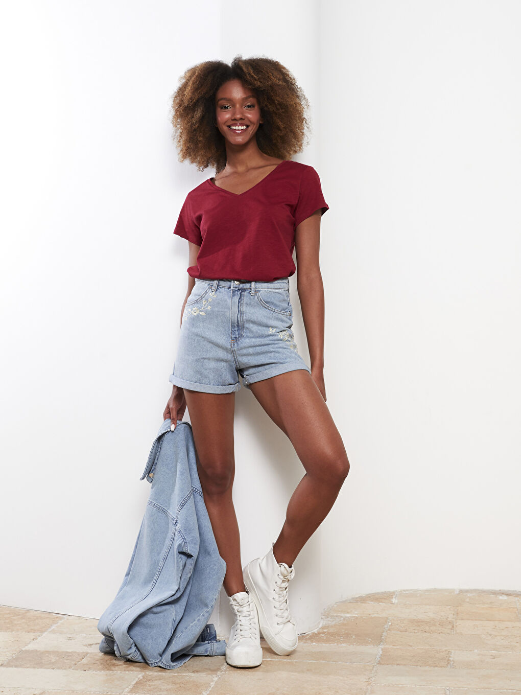 Прямая хлопковая женская футболка с v-образным вырезом и короткими рукавами