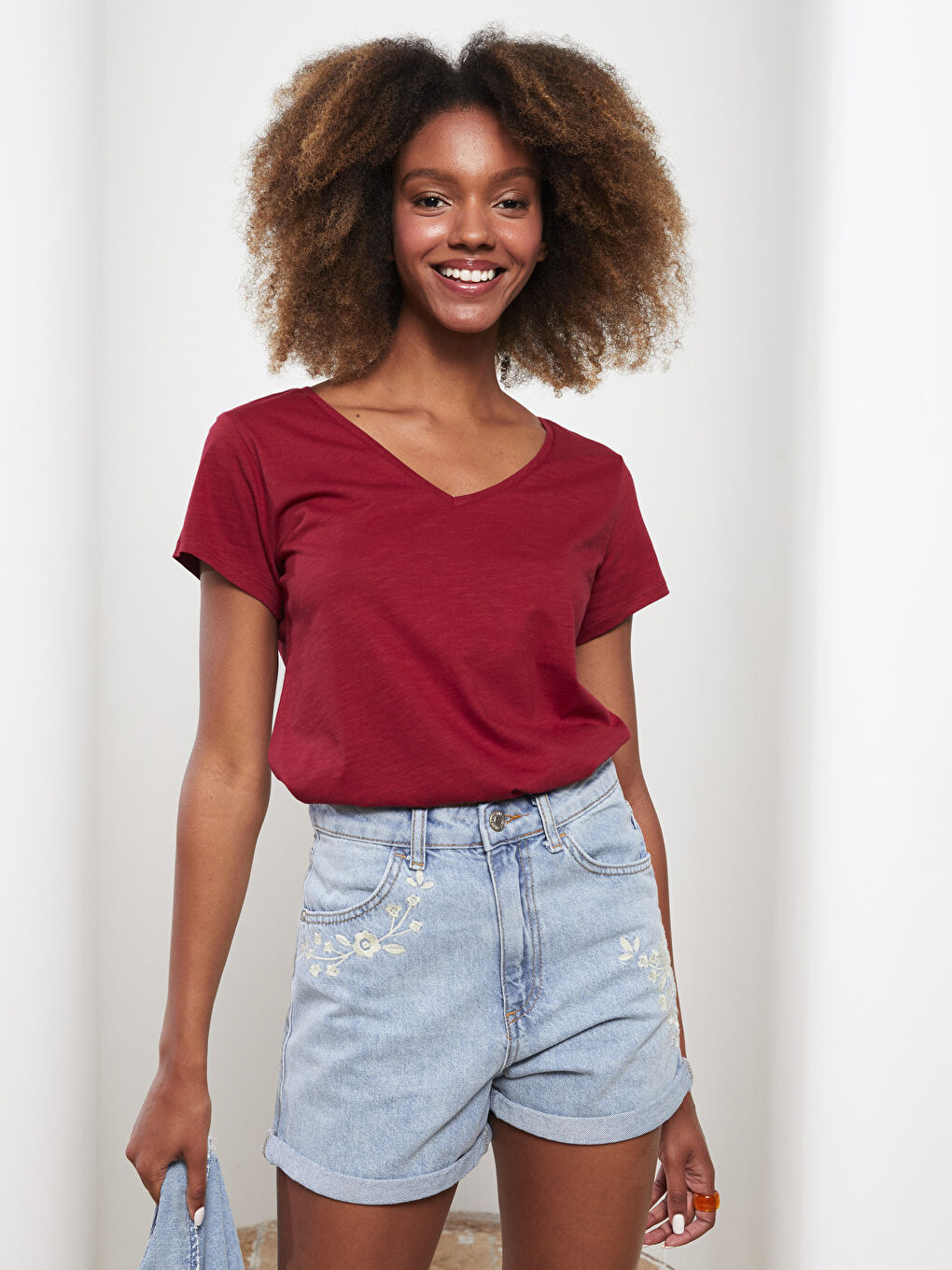 Прямая хлопковая женская футболка с v-образным вырезом и короткими рукавами-1