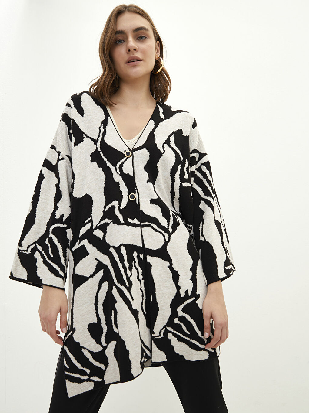 Siyah V Yaka Desenli Oversize Kadın Triko Hırka-1