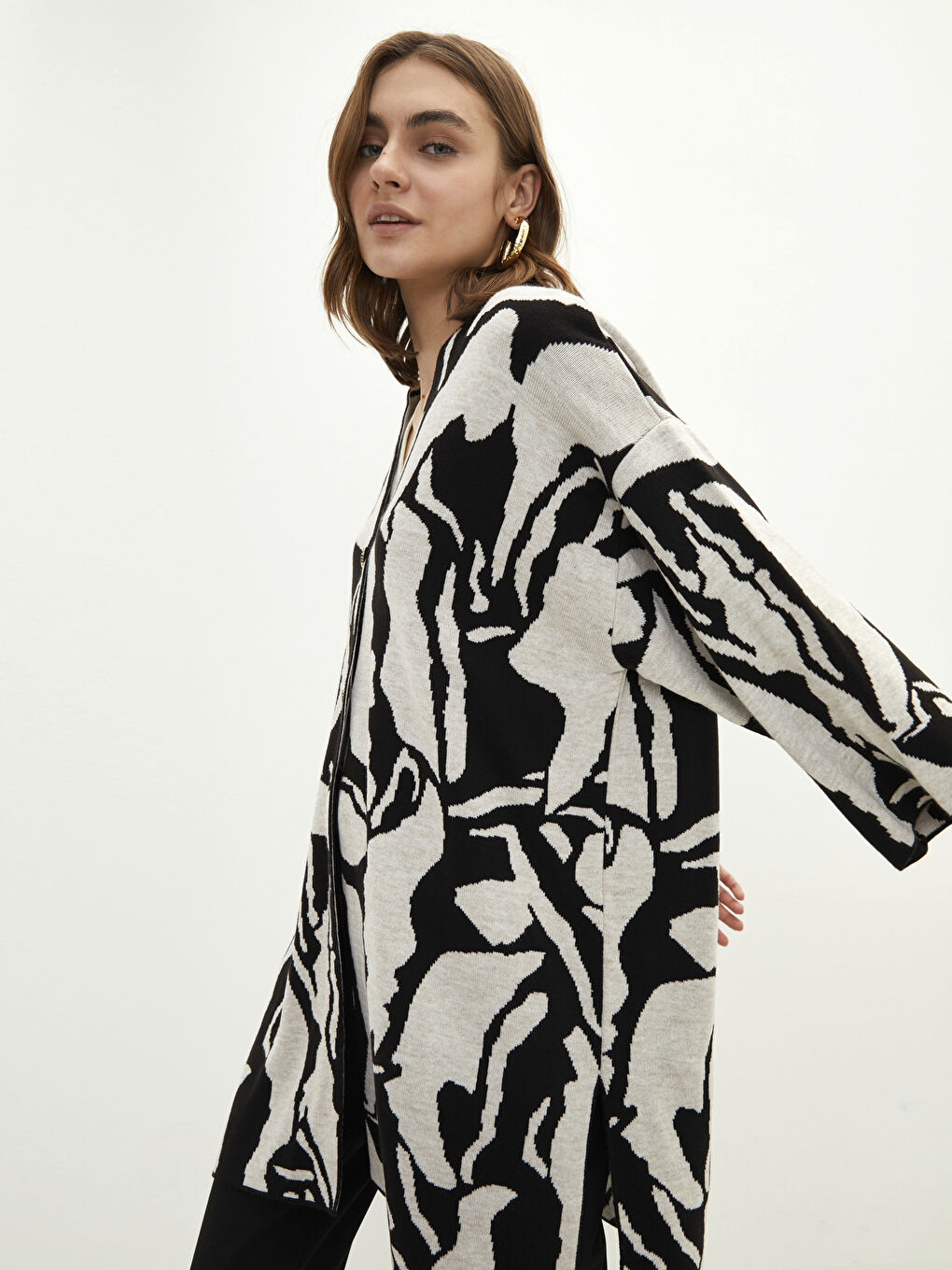 Siyah V Yaka Desenli Oversize Kadın Triko Hırka-2