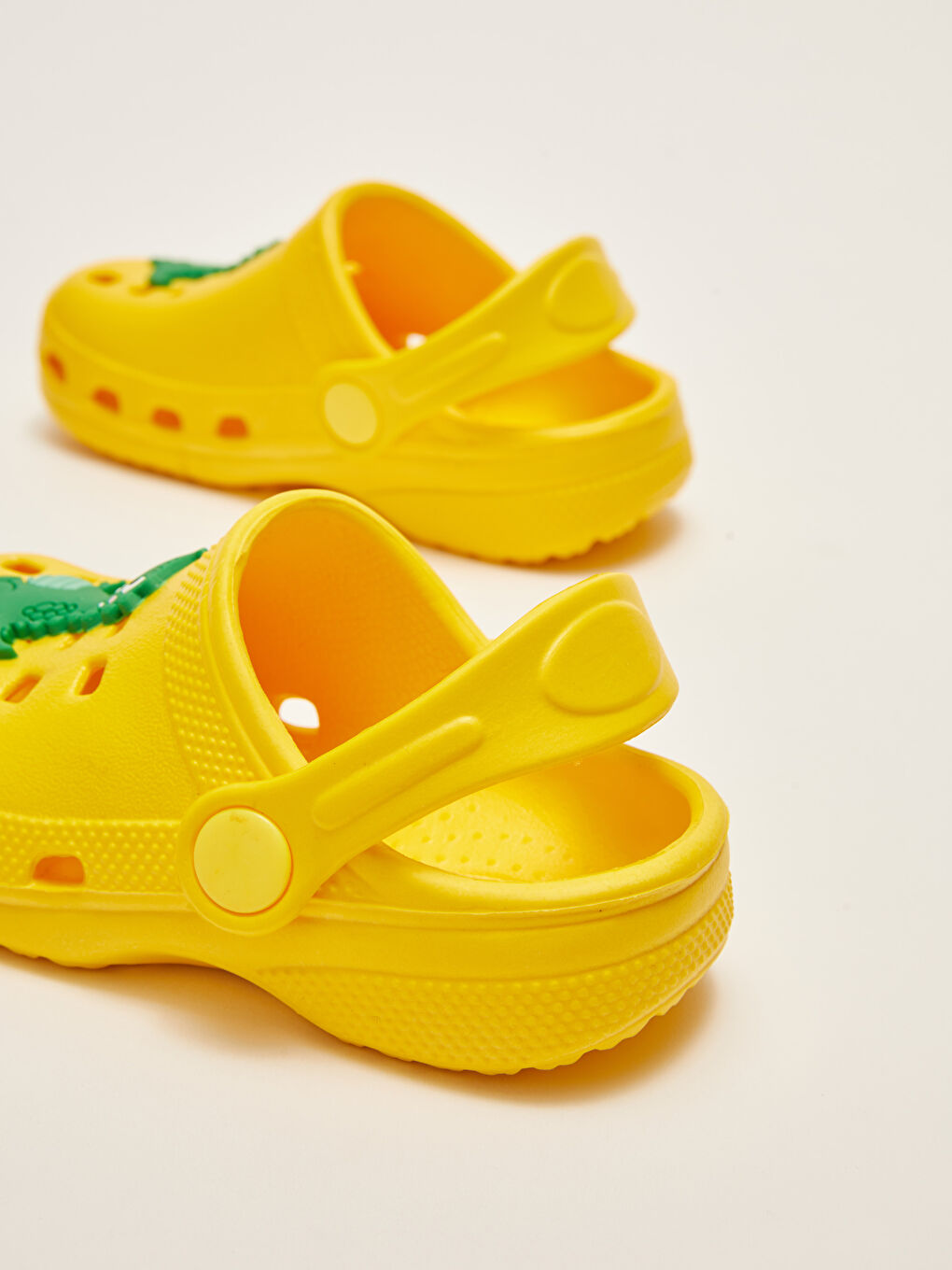 صنادل أولاد صغار بتفاصيل رقعة-4