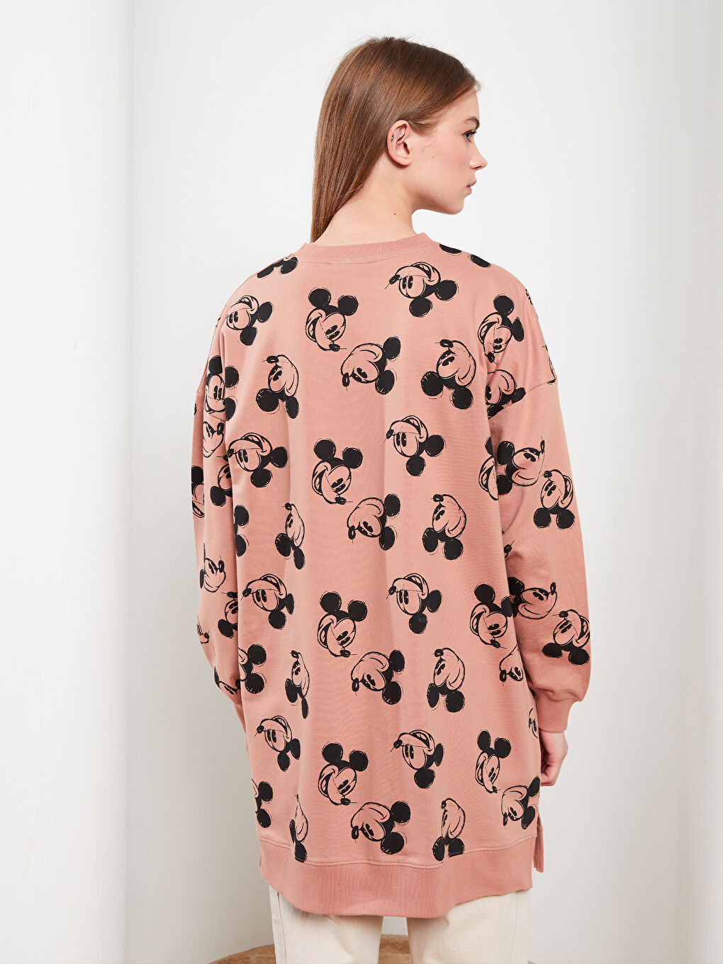 LCW Modest Bisiklet Yaka Mickey Mouse Baskılı Uzun Kollu Oversize Pamuklu Kadın Sweatshirt Tunik -S2AV97Z8-LT4