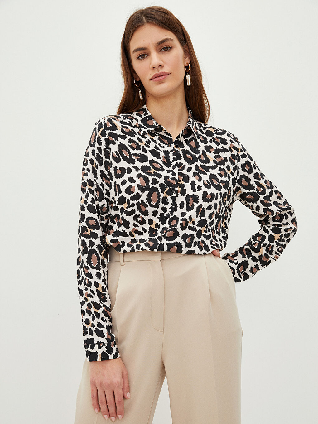 Bej Önden Düğme Kapamalı Desenli Uzun Kollu Viskon Kadın Gömlek-1