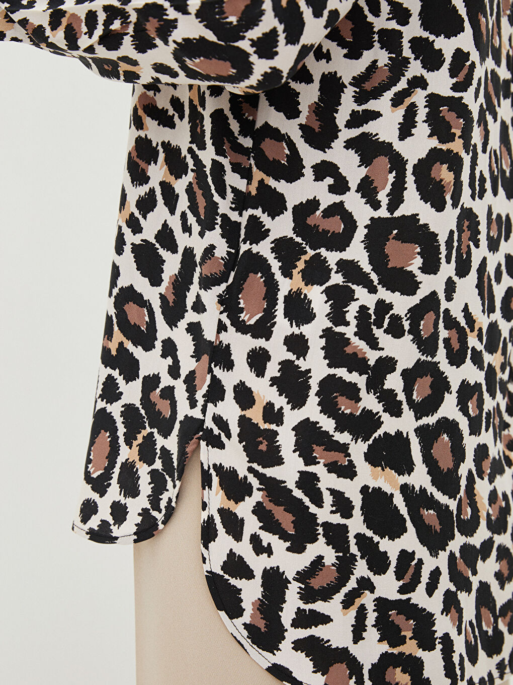 Bej Önden Düğme Kapamalı Desenli Uzun Kollu Viskon Kadın Gömlek-4