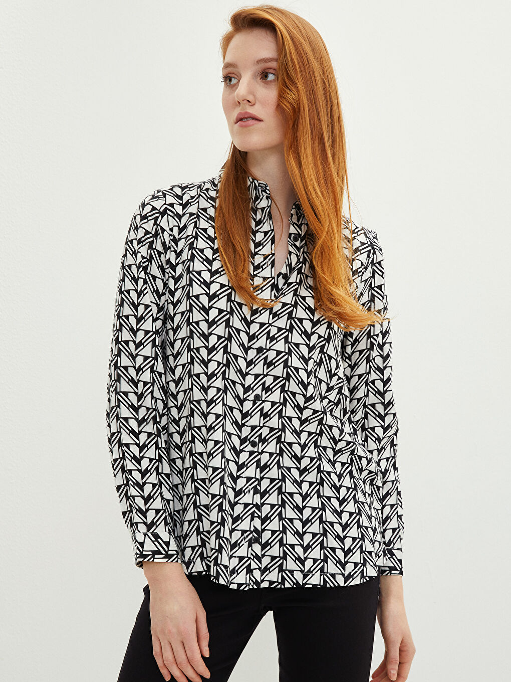 Siyah Önden Düğme Kapamalı Desenli Uzun Kollu Viskon Kadın Gömlek
