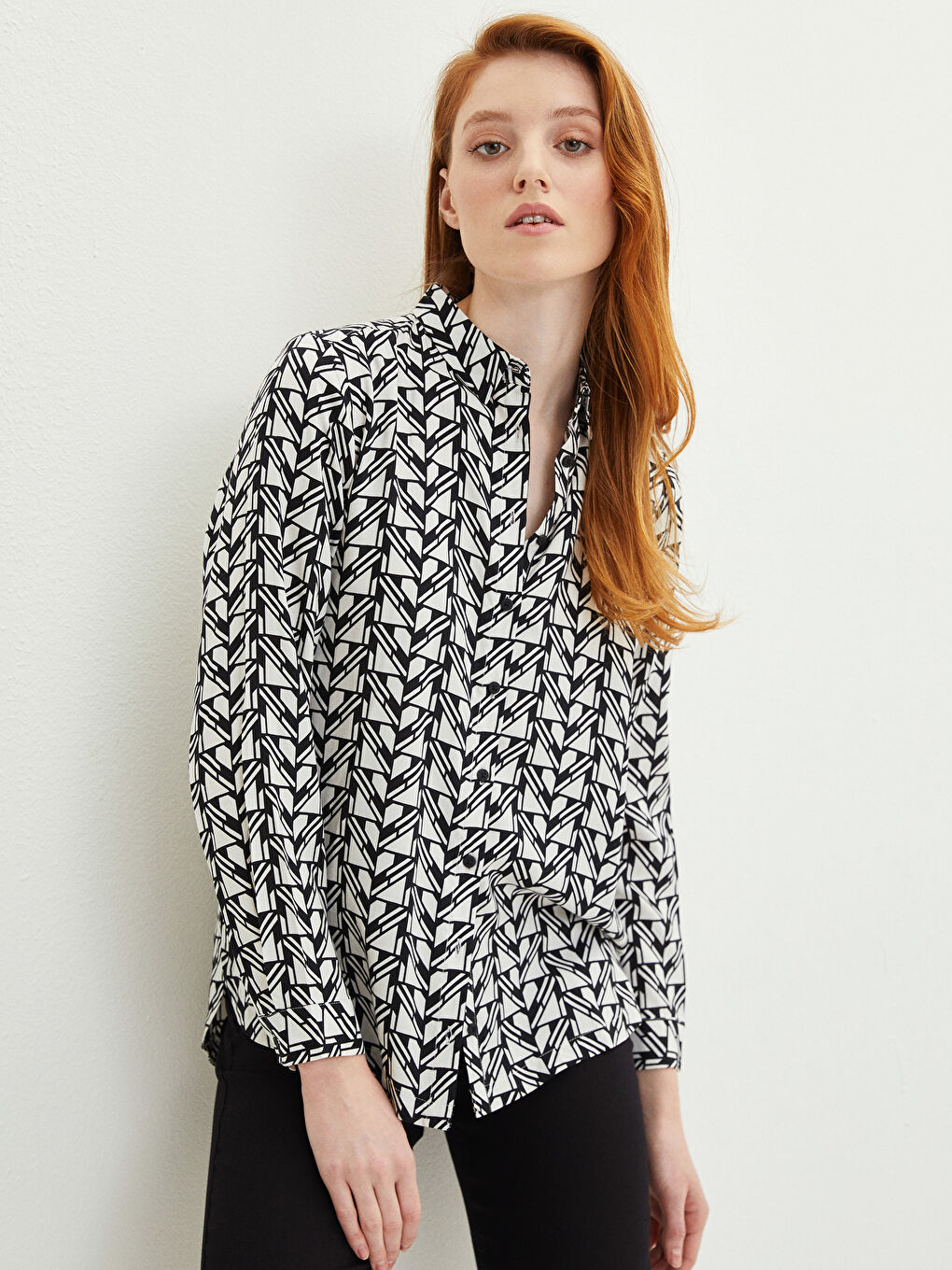 Siyah Önden Düğme Kapamalı Desenli Uzun Kollu Viskon Kadın Gömlek-1
