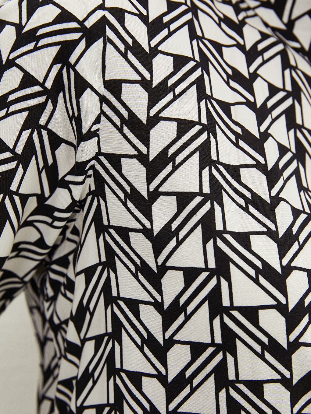 Siyah Önden Düğme Kapamalı Desenli Uzun Kollu Viskon Kadın Gömlek-3