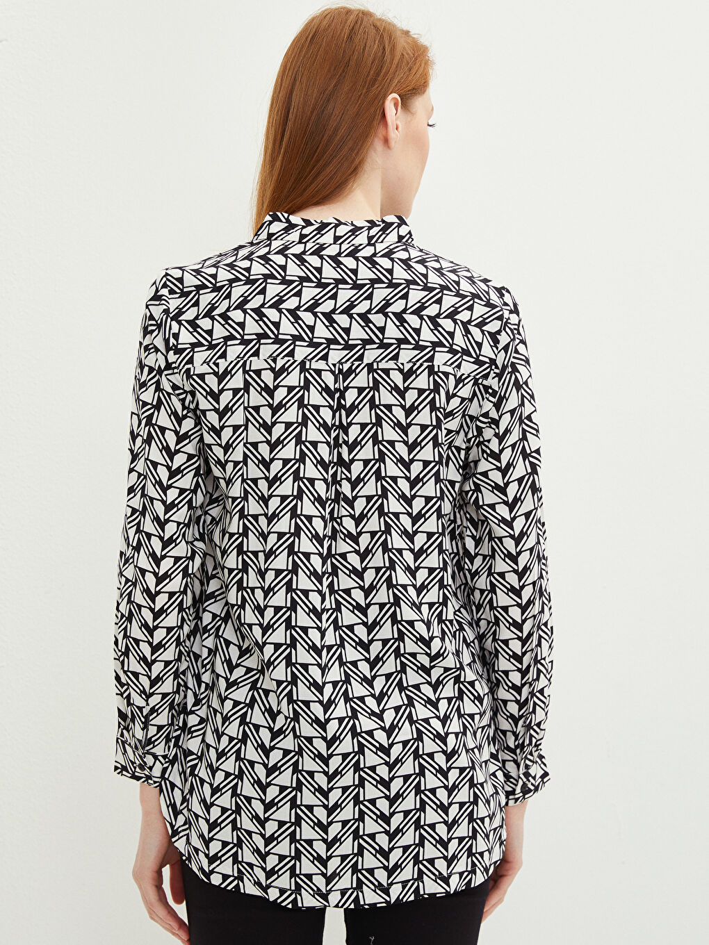 Siyah Önden Düğme Kapamalı Desenli Uzun Kollu Viskon Kadın Gömlek-4
