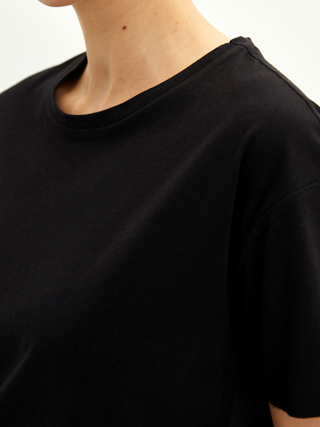 Siyah Bisiklet Yaka Düz Kısa Kollu Pamuklu Kadın Tişört-2