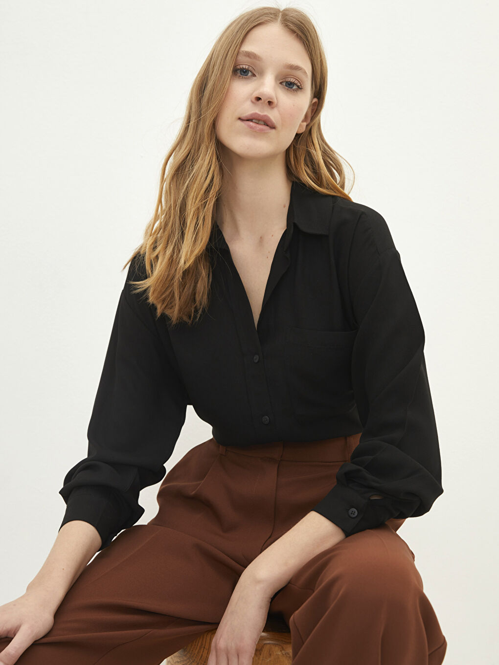 Siyah Önden Düğme Kapamalı Düz Uzun Kollu Viskon Kadın Gömlek