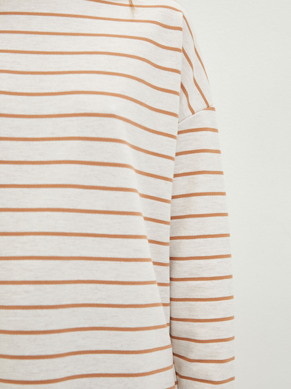 Bej Bisiklet Yaka Çizgili Uzun Kollu Oversize Kadın Sweatshirt-1