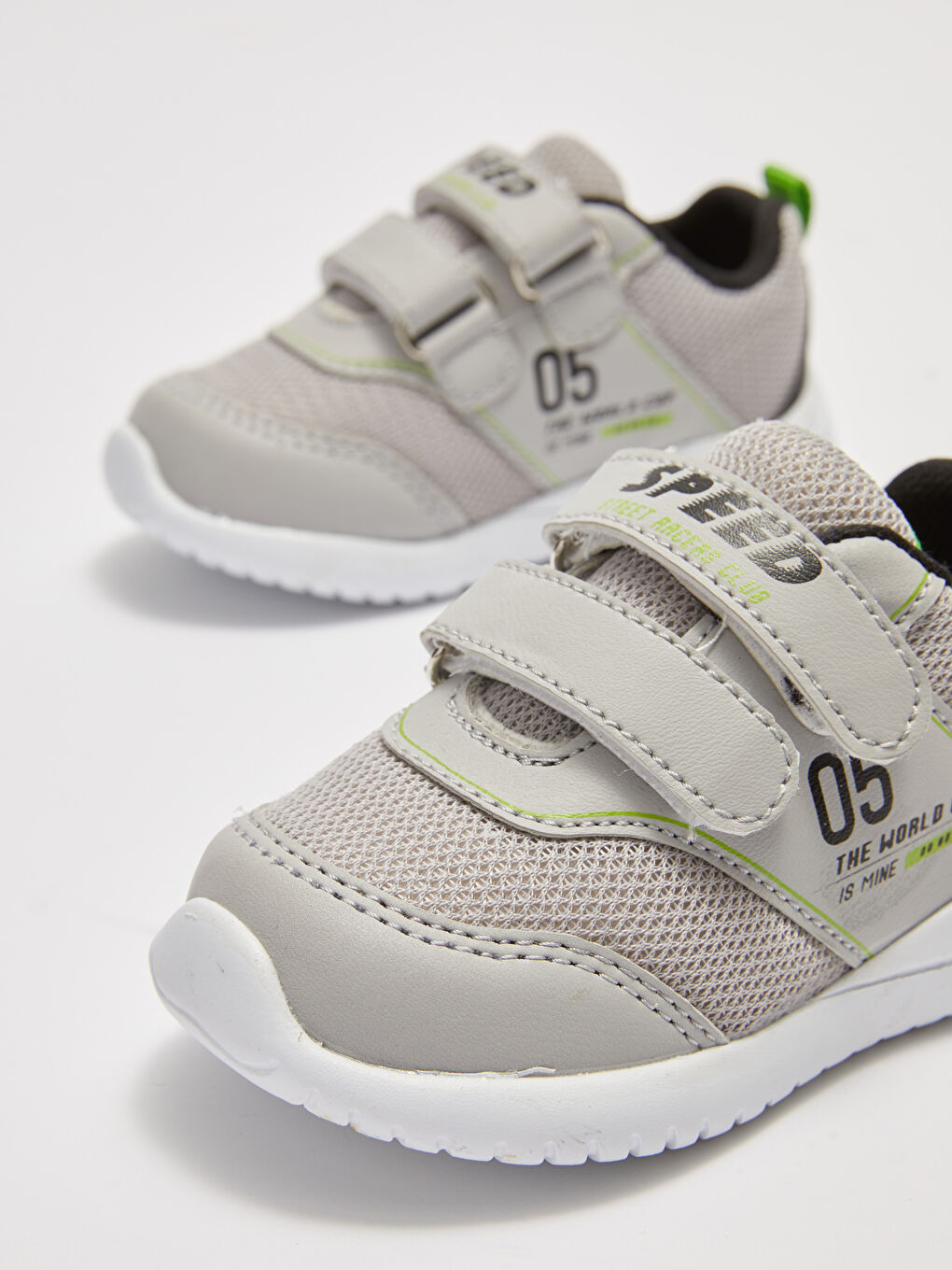 حذاء رياضي ولادي رضع بتفاصيل شبكية وطبعة وقفل ڤيلكرو مناسب للرياضة-3