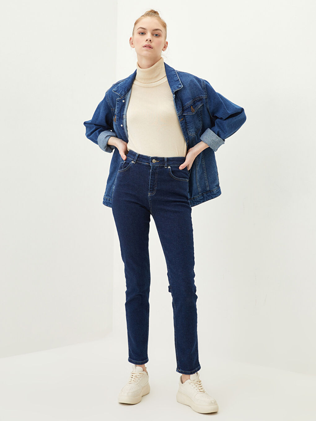 بنطلون دينيم روديو بوسط عالي وقصة رفيعة وجيوب عادية للسيدات-1