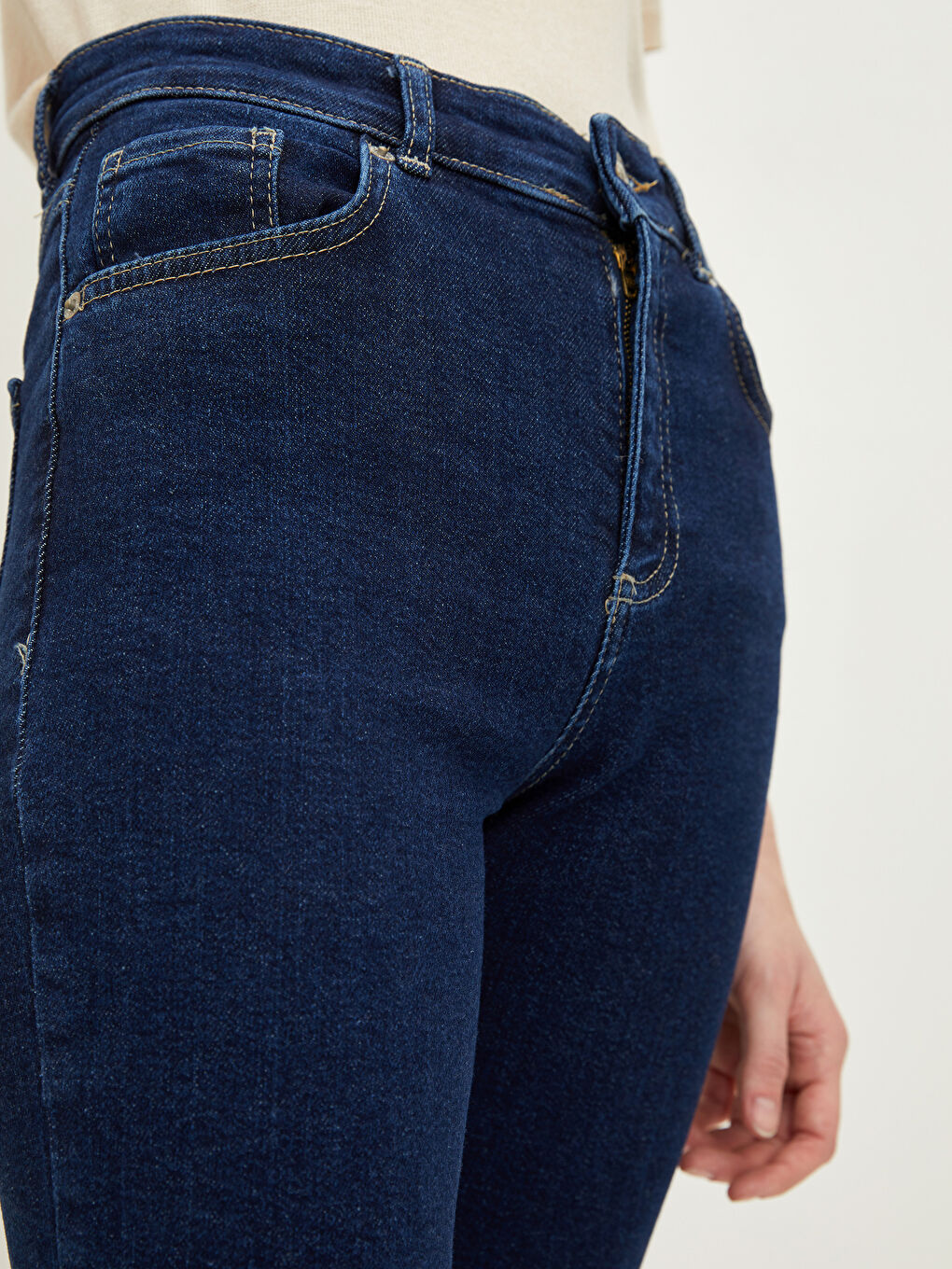 بنطلون دينيم روديو بوسط عالي وقصة رفيعة وجيوب عادية للسيدات-2