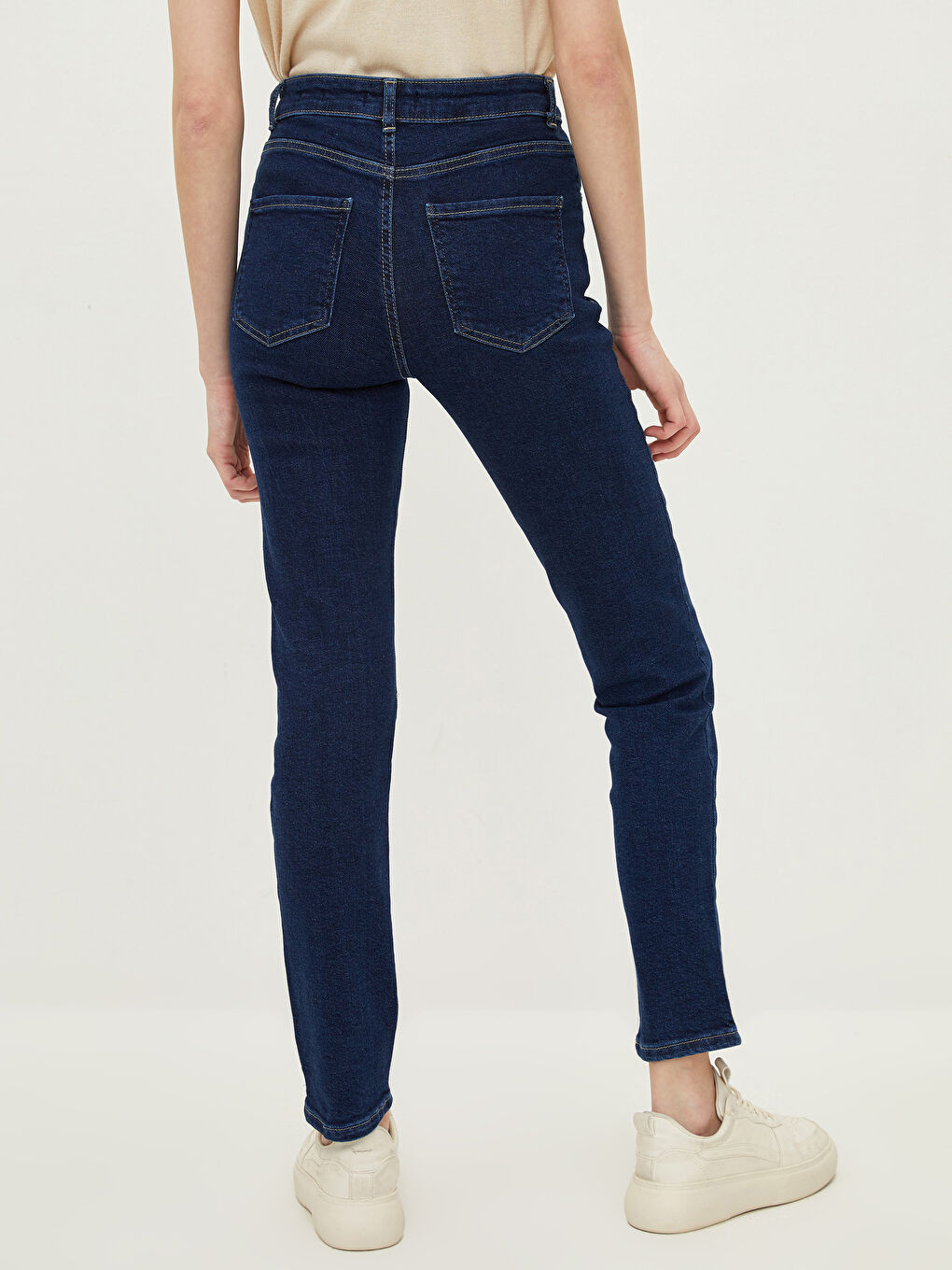 بنطلون دينيم روديو بوسط عالي وقصة رفيعة وجيوب عادية للسيدات-4