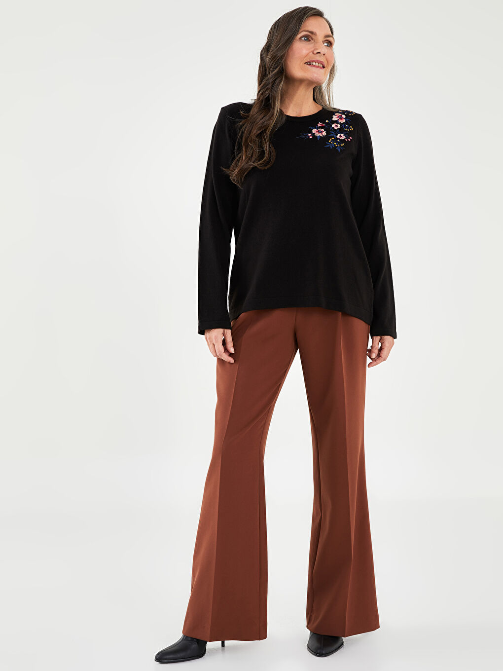 Siyah Bisiklet Yaka Nakışlı Kadın Triko Kazak