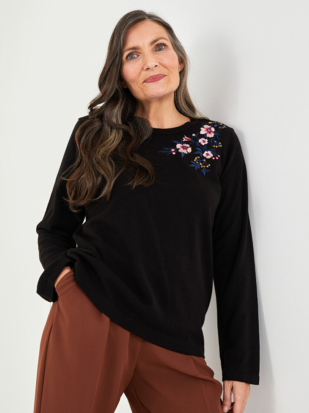 Siyah Bisiklet Yaka Nakışlı Kadın Triko Kazak-1