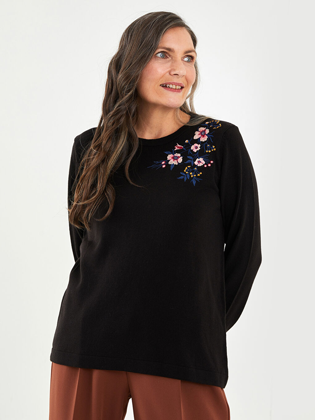 Siyah Bisiklet Yaka Nakışlı Kadın Triko Kazak-2