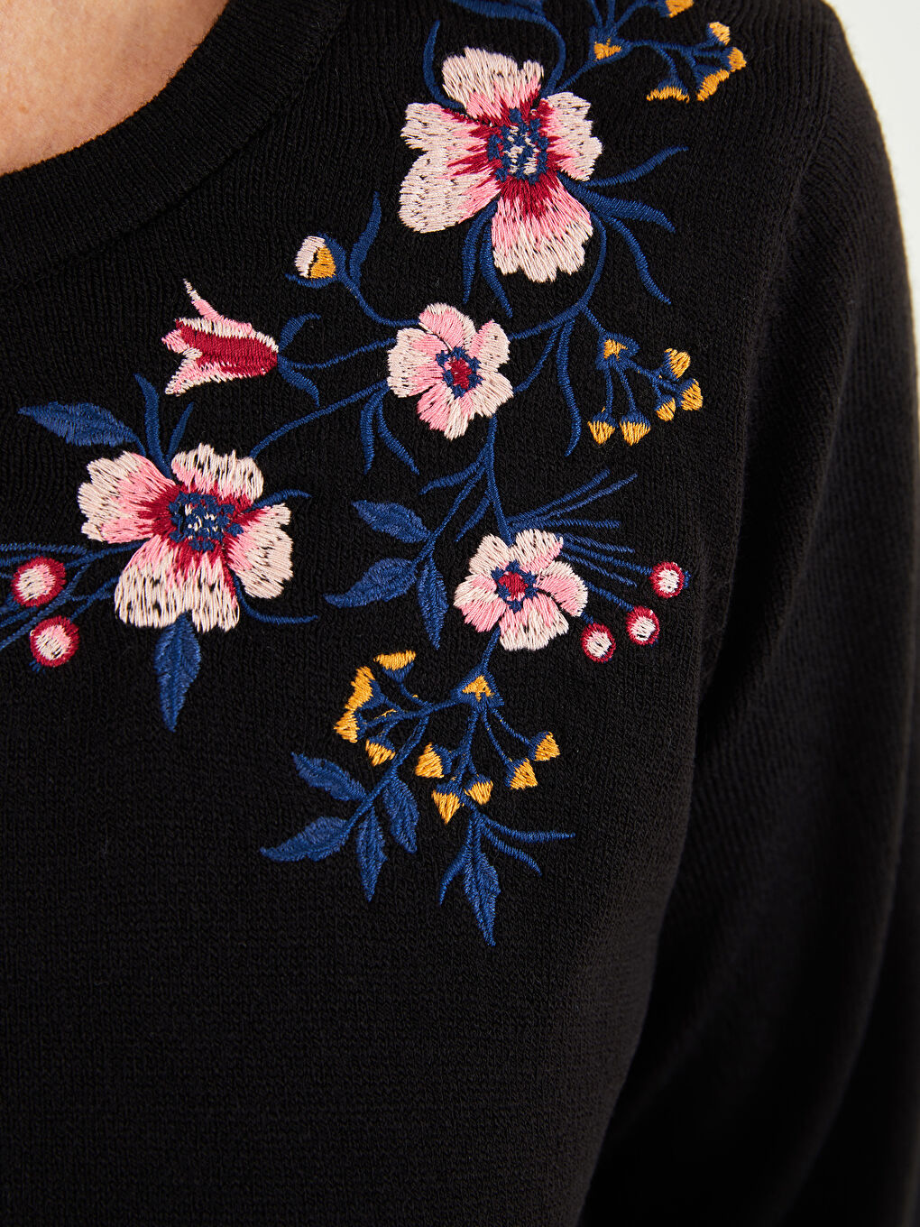 Siyah Bisiklet Yaka Nakışlı Kadın Triko Kazak-3