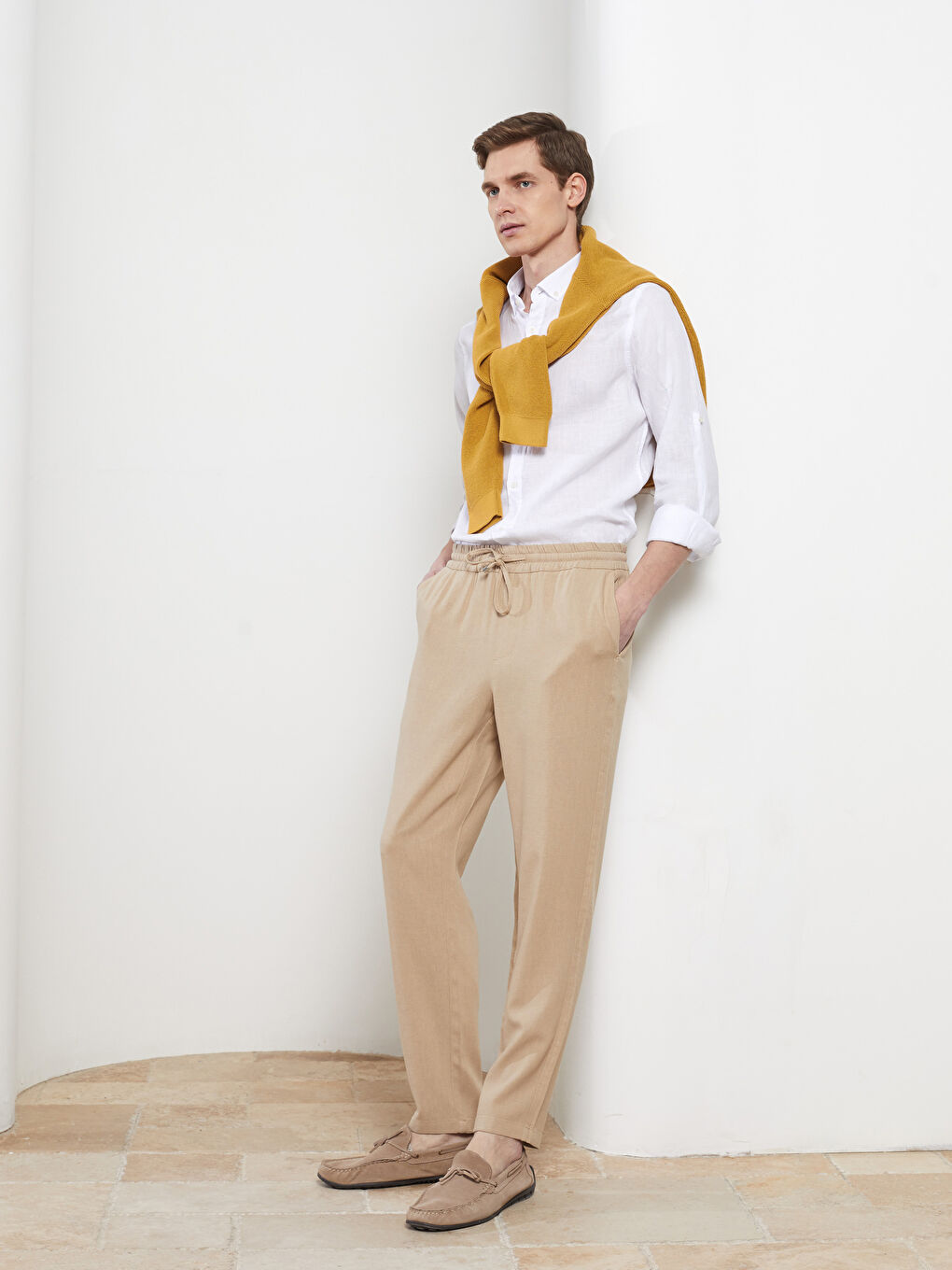 بنطلون رفيع للرجال بتفاصيل رباط على الوسط