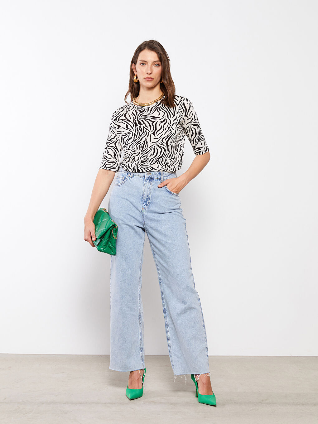 Bej Bisiklet Yaka Desenli Kısa Kollu Viskon Kadın Tişört