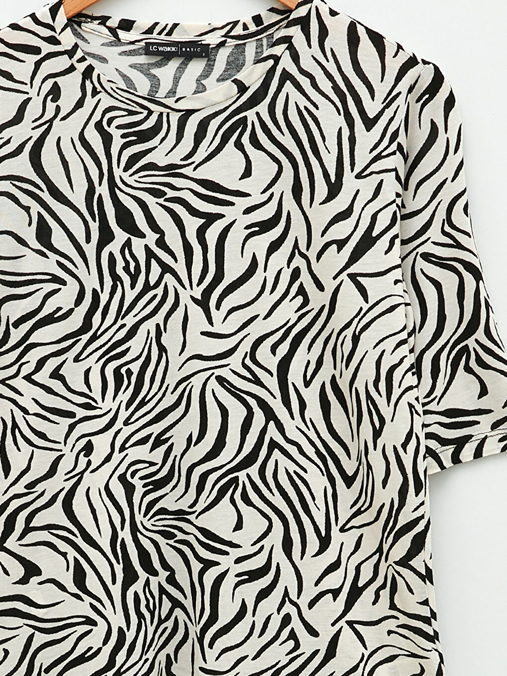 Bej Bisiklet Yaka Desenli Kısa Kollu Viskon Kadın Tişört-6