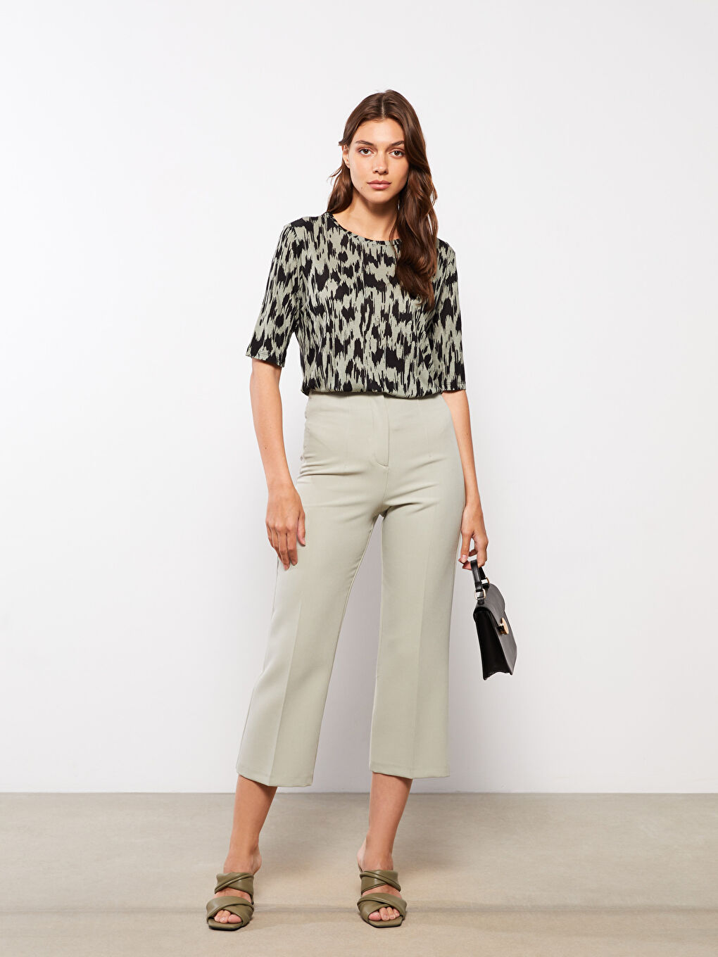 Yeşil Bisiklet Yaka Desenli Kısa Kollu Viskon Kadın Tişört-3