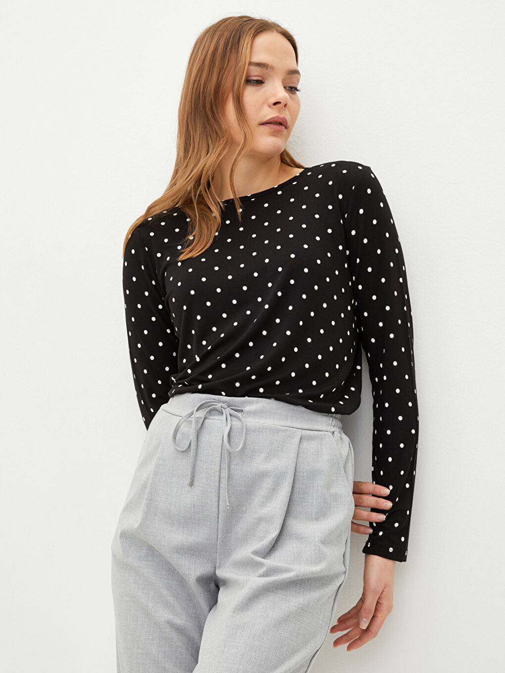 تي شيرت كم طويل بنقشة البولكا دوت بياقة دائرية للسيدات-3