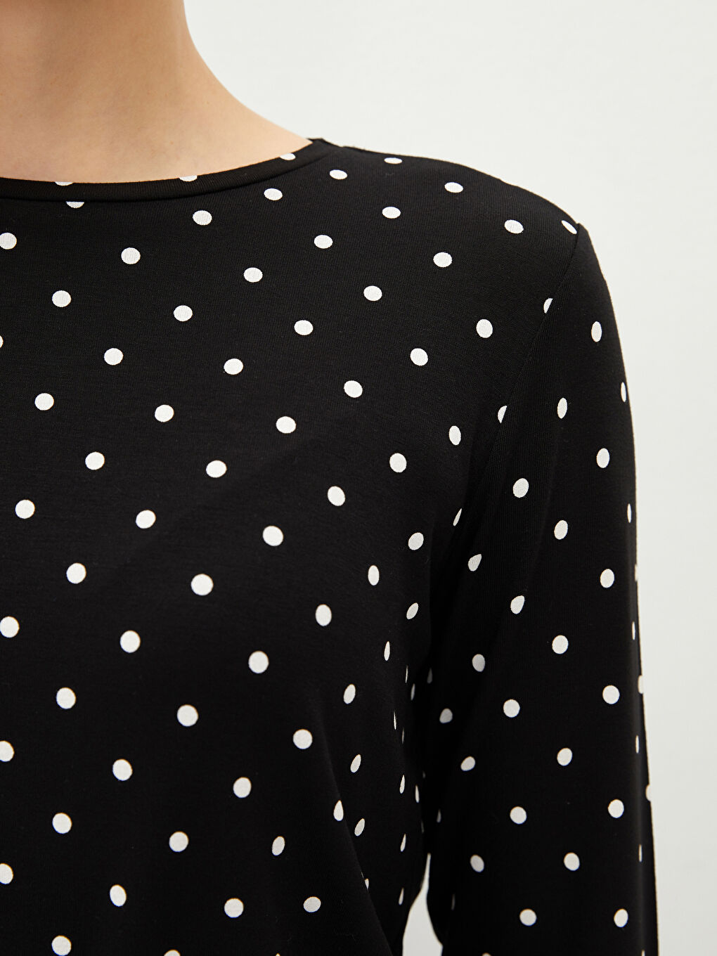 تي شيرت كم طويل بنقشة البولكا دوت بياقة دائرية للسيدات-4