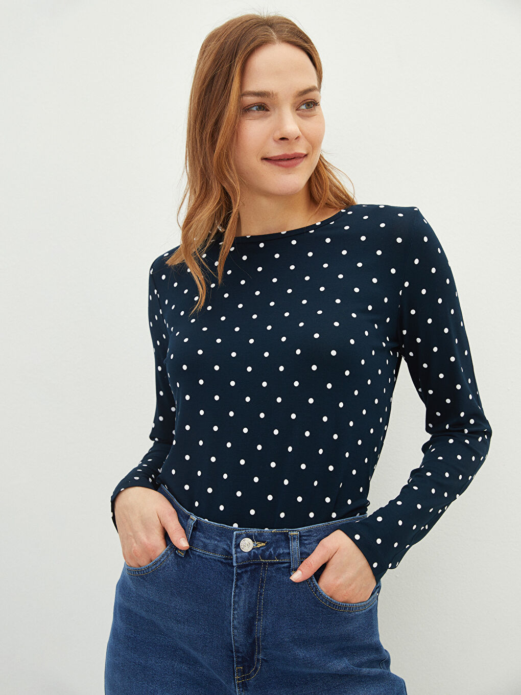 تي شيرت كم طويل بنقشة البولكا دوت بياقة دائرية للسيدات