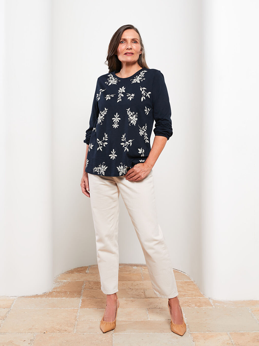 بلوزة نسائية قطنية بأكمام طويلة ونقشة برقبة دائرية