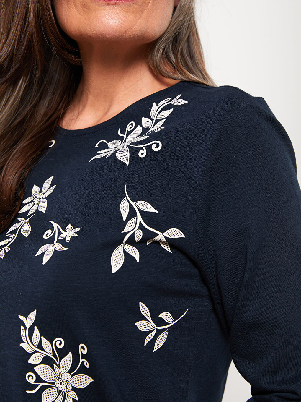 بلوزة نسائية قطنية بأكمام طويلة ونقشة برقبة دائرية-2