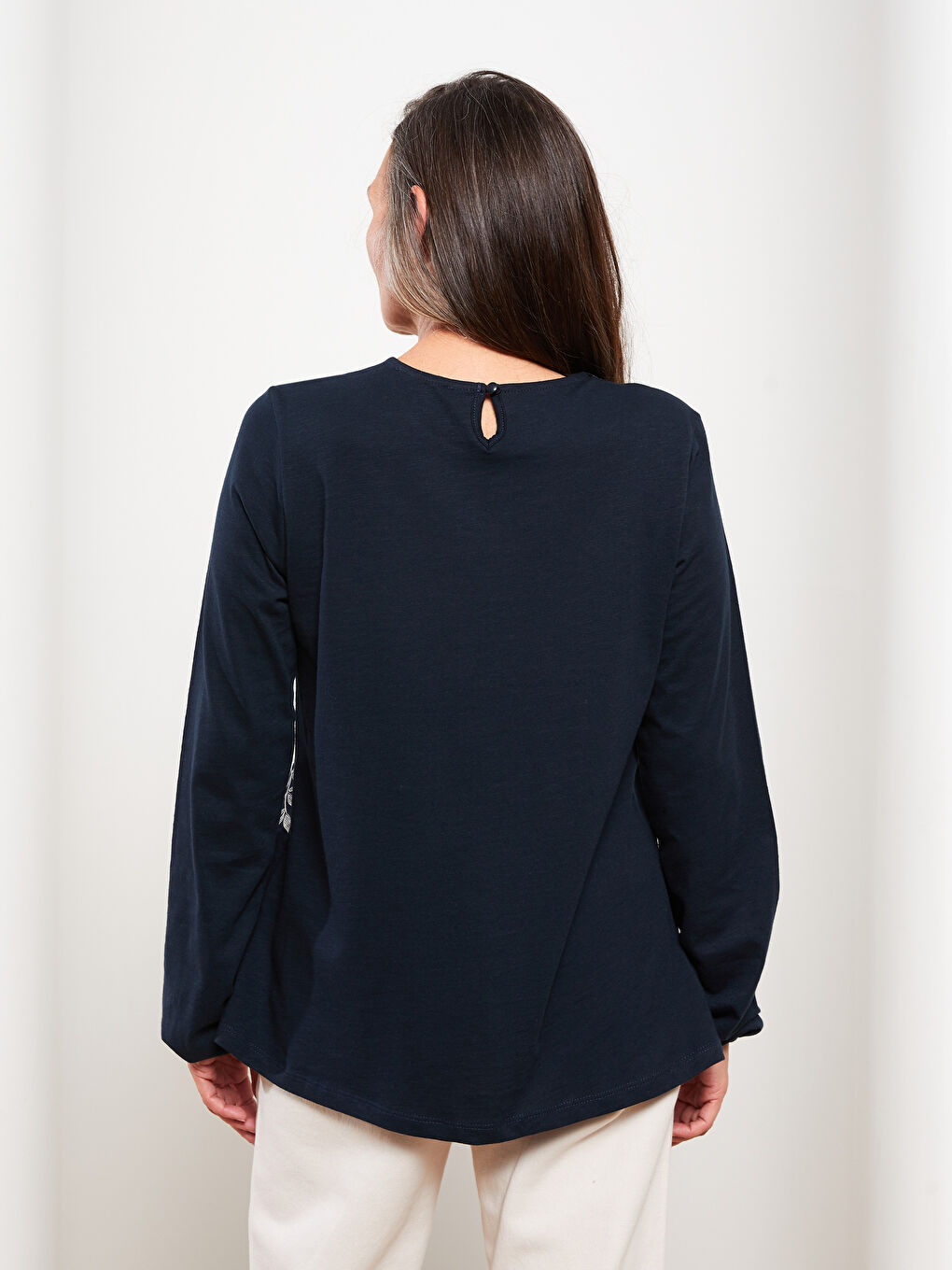 بلوزة نسائية قطنية بأكمام طويلة ونقشة برقبة دائرية-3