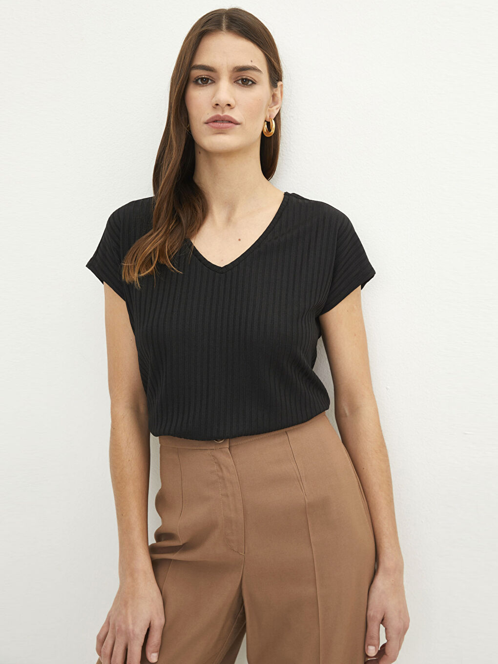 Siyah V Yaka Düz Kısa Kollu Penye Kadın Tişört